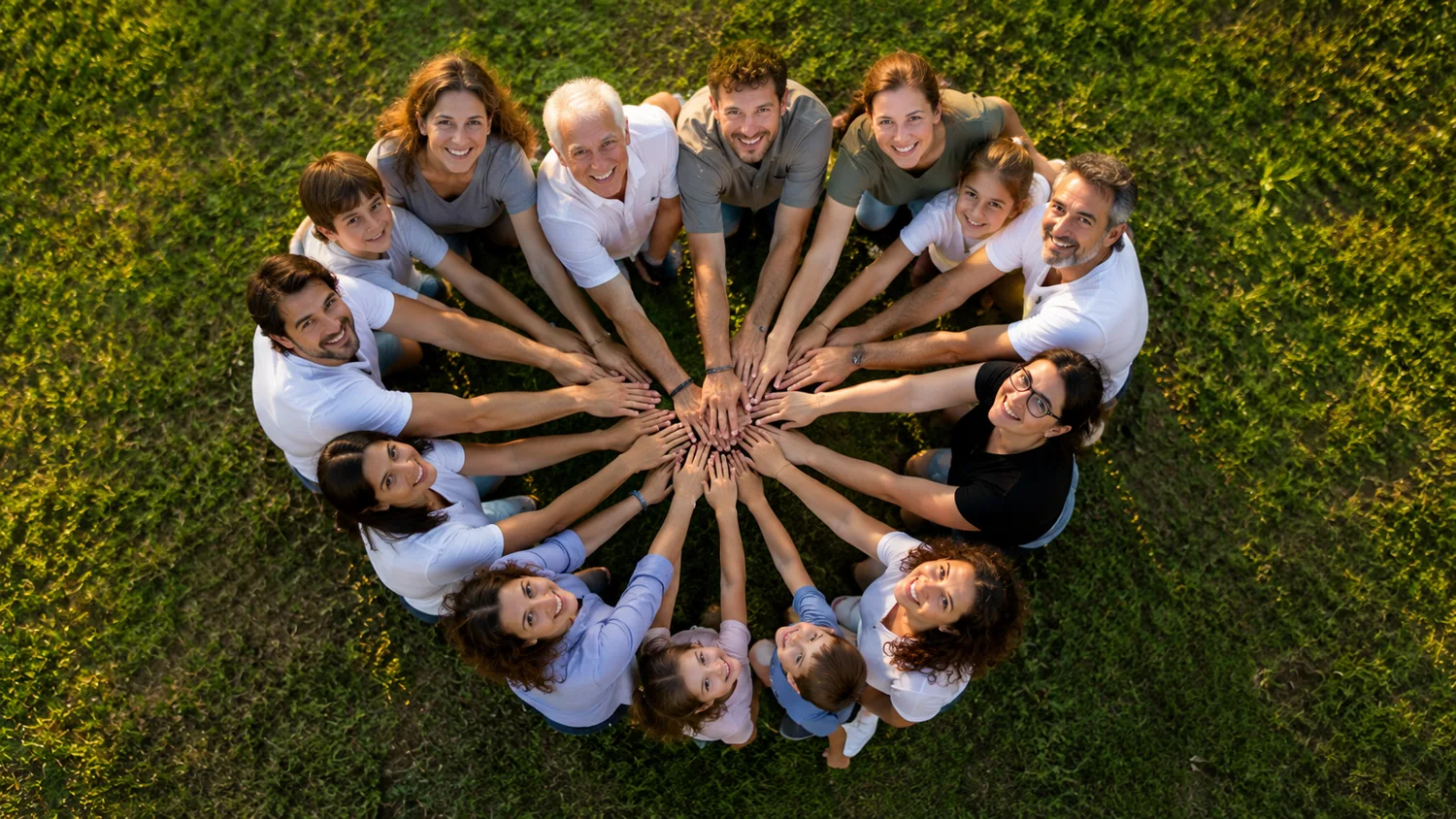 Famiglie unite in un cerchio di mani